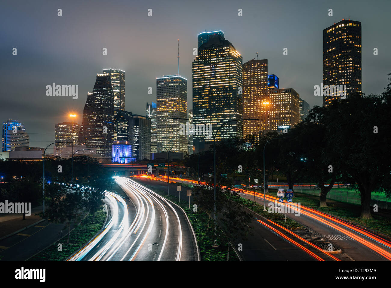 Una lunga esposizione di traffico su Allen Parkway e la Houston skyline notturno in Houston, Texas Foto Stock