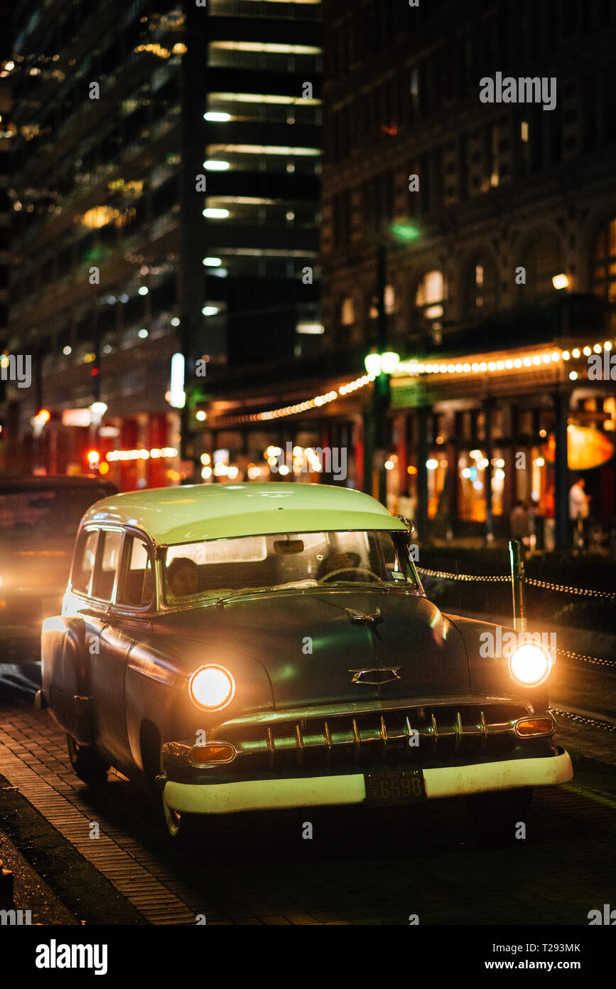 Un vintage auto sulla strada principale nel centro di Houston, Texas Foto Stock