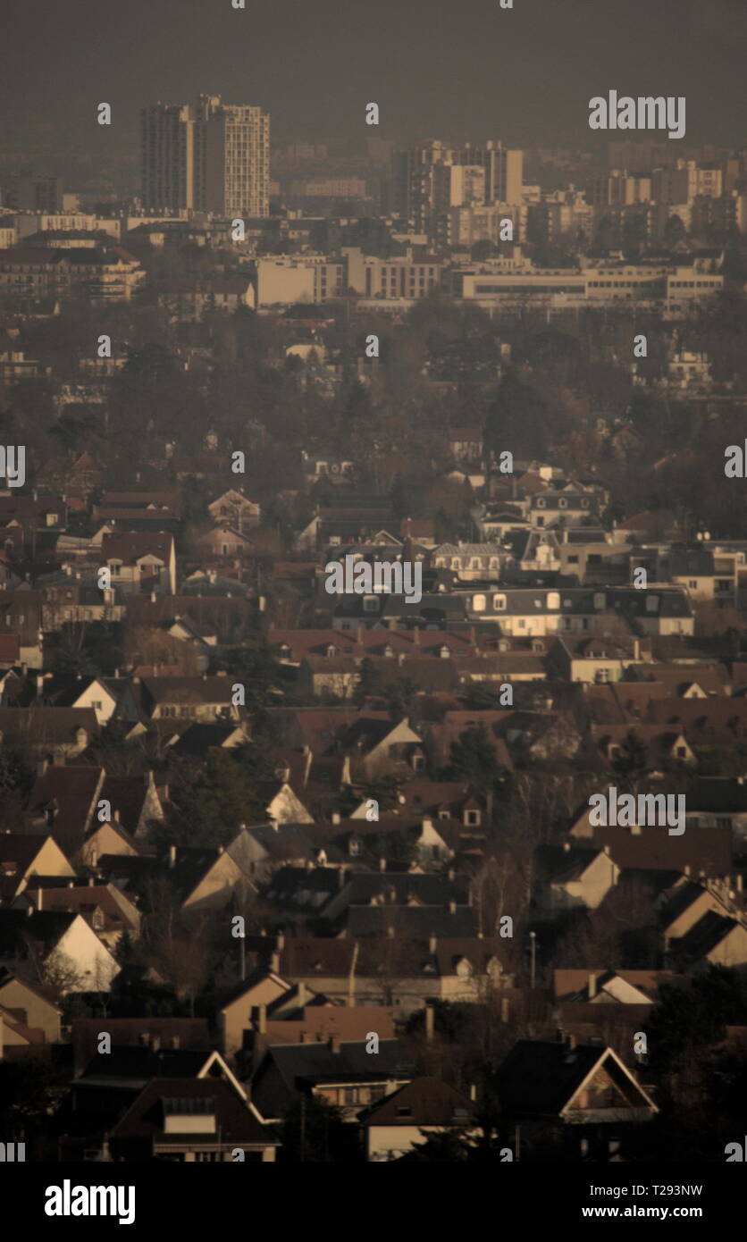 AJAXNETPHOTO. LOUVECIENNES, Francia. - Vista dalle alture a nord del centro abitato si affaccia sul Fiume Senna verso la periferia di CROISSY, CHATOU E LE VESINET;Posizioni nella zona visitata dal XIX secolo pittori impressionisti come Alfred Sisley, Camille Pissarro, Auguste Renoir e altri prima che la moderna riqualificazione del paesaggio. Foto:JONATHAN EASTLAND/AJAX REF:D90301_2056 Foto Stock
