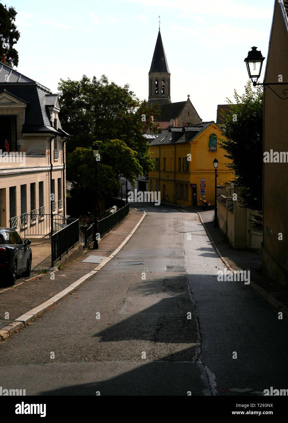 AJAXNETPHOTO. LOUVECIENNES, Francia. - La strada che conduce alla chiesa EGLISE SAINT-MARTIN nel centro del villaggio. foto:JONATHAN EASTLAND/AJAX REF:GX8_181909_403 Foto Stock