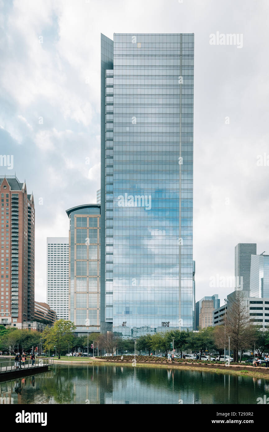 Stagno alla scoperta di verde e di moderni edifici del centro di Houston, Texas Foto Stock