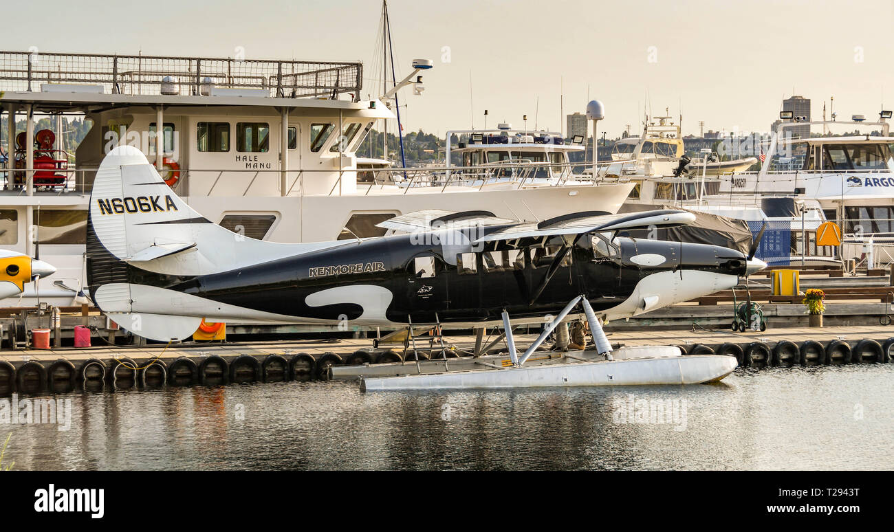 SEATTLE, WA, Stati Uniti d'America - Giugno 2018: De Havilland turbina Otter float plane con 'Killer Whale' design verniciatura, azionato da aria a Kenmore all'alba Foto Stock