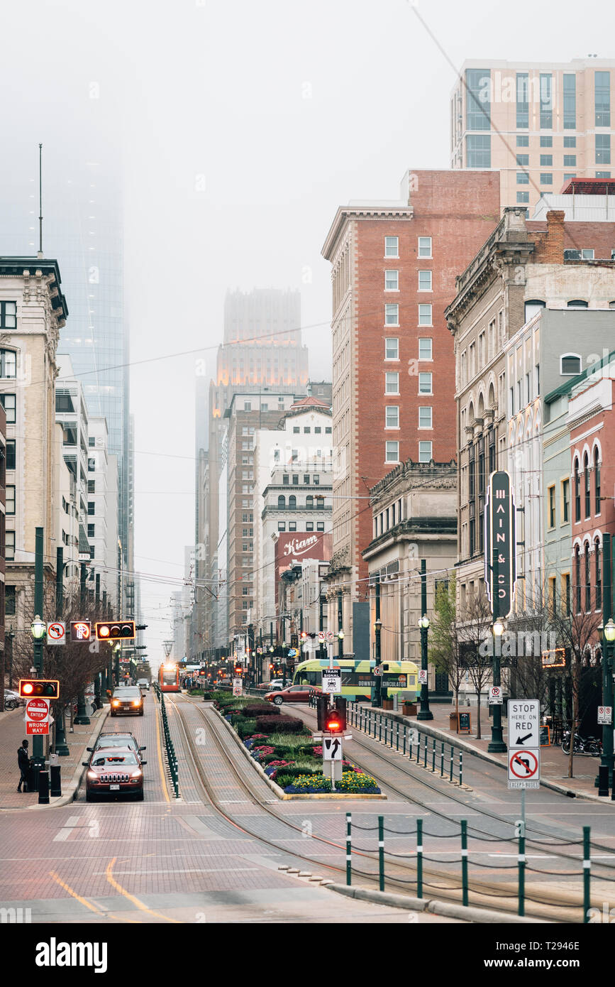 Edifici sulla strada principale su un nebbioso giorno nel centro cittadino di Houston, Texas Foto Stock