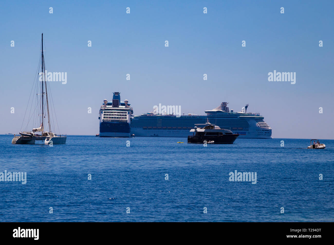 Due navi da crociera e di un doppio scafo in barca sul mare, Villefranche, Francia Foto Stock