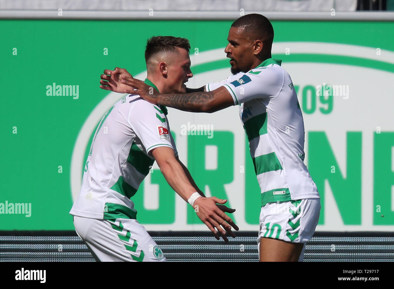 La Furth, Germania. 31 Mar, 2019. Calcio: Seconda Bundesliga, SpVgg Greuther Fürth - Arminia Bielefeld, XXVII Giornata al Sportpark Ronhof Thomas Sommer. Daniel Keita-Ruel (r) da Fürth cheers con il suo collega Fabian Reese circa il suo obiettivo di 2-0. Foto: Daniel Karmann/dpa - NOTA IMPORTANTE: In conformità con i requisiti del DFL Deutsche Fußball Liga o la DFB Deutscher Fußball-Bund, è vietato utilizzare o hanno utilizzato fotografie scattate allo stadio e/o la partita in forma di sequenza di immagini e/o video-come sequenze di foto. Credito: dpa picture alliance/Alamy Live News Foto Stock