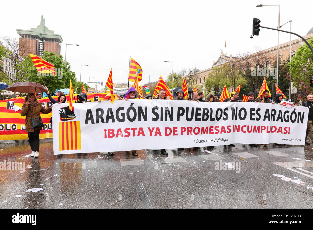 Madrid, Spagna. Il 31 marzo 2019. I partecipanti si vede con cartelli del nome della loro città. 'La Revuelta de la España Vaciada' dalla Plaza de Colón di Madrid al Neptuno con una massiccia partecipazione che rende questo marzo storico, poiché è la prima volta che 90 collettivi da 23 province si riuniscono per arrestare lo spopolamento Credito: Jesús Hellin/Alamy Live News Credito: Jesús Hellin/Alamy Live News Foto Stock