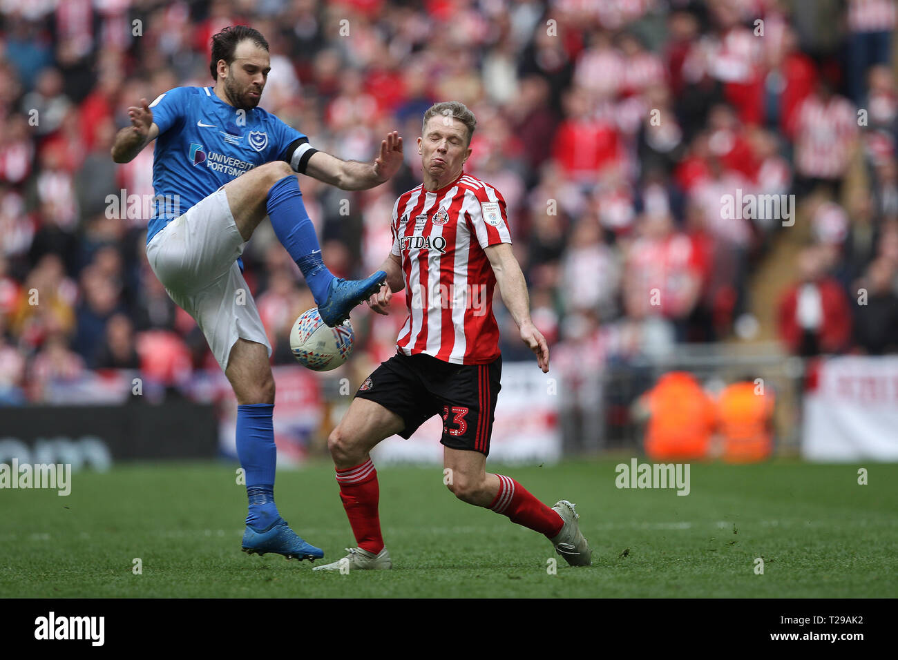 Londra, Regno Unito. Il 31 marzo 2019. Brett Pitman di Portsmouth si scontra con Grant Leadbitter di Sunderland durante il Trofeo Checkatrade finale tra Portsmouth e Sunderland allo Stadio di Wembley, Londra domenica 31 marzo 2019. (Credit: Mark Fletcher | MI News) solo uso editoriale, è richiesta una licenza per uso commerciale. Nessun uso in scommesse, giochi o un singolo giocatore/club/league pubblicazioni. La fotografia può essere utilizzata solo per il giornale e/o rivista scopi editoriali. Non possono essere utilizzate per pubblicazioni riguardanti 1 player, 1 club o 1 concorrenza senza autorizzazione scritta da parte di dati di calcio co Lt Foto Stock