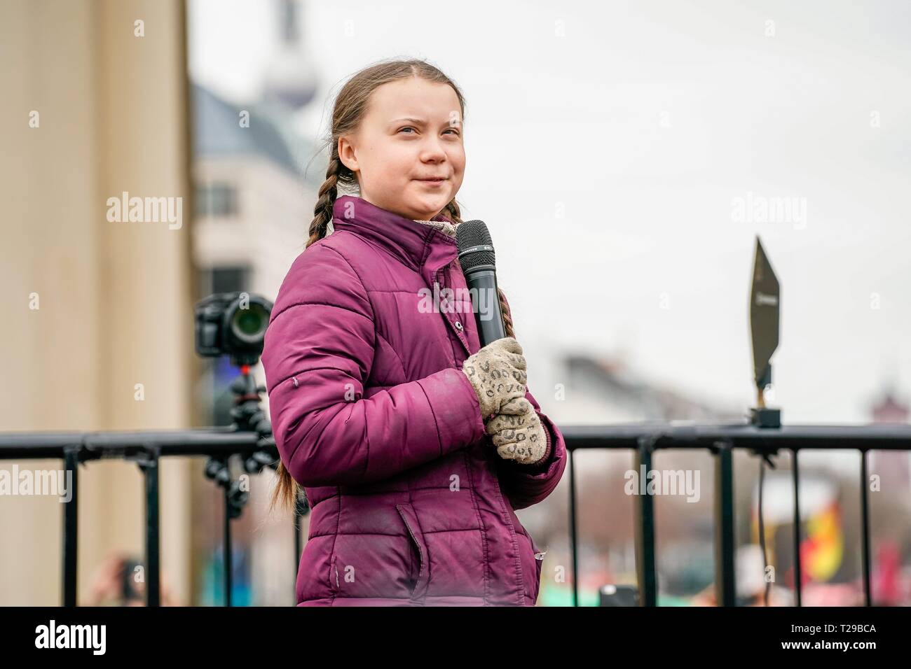 Berlino, Deutschland. 29 Mar, 2019. 29.03.2019, 16-anno-vecchio clima svedese Greta attivista Thundberg dimostra insieme con i dimostranti di Berlino al 'venerdì per il futuro " manifestazione di Berlino. La scuola colpisce per la conformità con la Convenzione di Parigi sono state avviate da scolaretta svedese e sono ora in atto in tutto il mondo. | Utilizzo di credito in tutto il mondo: dpa/Alamy Live News Foto Stock