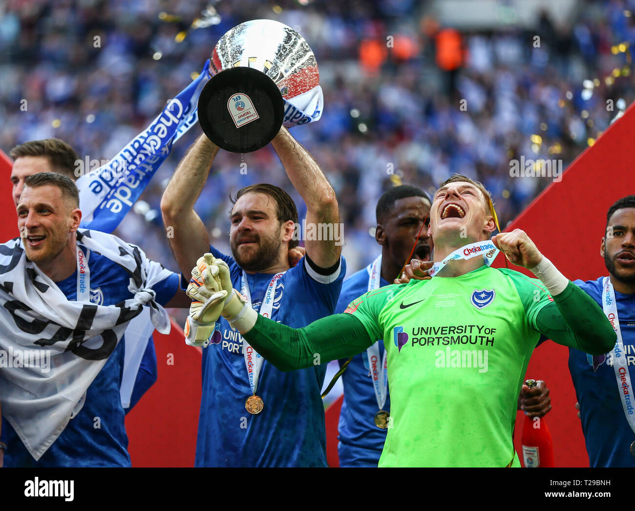 Londra, Regno Unito. 31 Mar, 2019. Checkatrade Finale Trofeo, Portsmouth rispetto a Sunderland; Brett Pitman Craig MacGillivray Lee Brown Omar Bogle e Nathan Thompson di Portsmouth celebrare con il Trofeo Checkatrade Credito: Azione Sport Plus/Alamy Live News Foto Stock