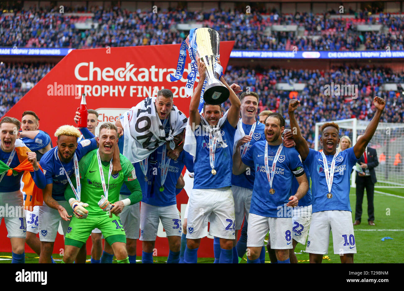 Londra, Regno Unito. 31 Mar, 2019. Checkatrade Finale Trofeo, Portsmouth rispetto a Sunderland; Gareth Evans di Portsmouth detiene il Trofeo Checkatrade aloft con Brett Pitman, Craig MacGillivray, Lee Brown, Jamal Lowe, Anton Walkes, ben stretta, Ronan Curtis e James Vaughan di Portsmouth Credito: Azione Sport Plus/Alamy Live News Foto Stock