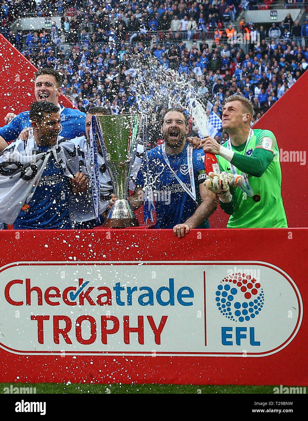 Londra, Regno Unito. 31 Mar, 2019. Checkatrade Finale Trofeo, Portsmouth rispetto a Sunderland; Craig MacGillivray di Portsmouth spruzza champagne con Brett Pitman Lee Brown e Gareth Evans di Portsmouth Credito: Azione Sport Plus/Alamy Live News Foto Stock