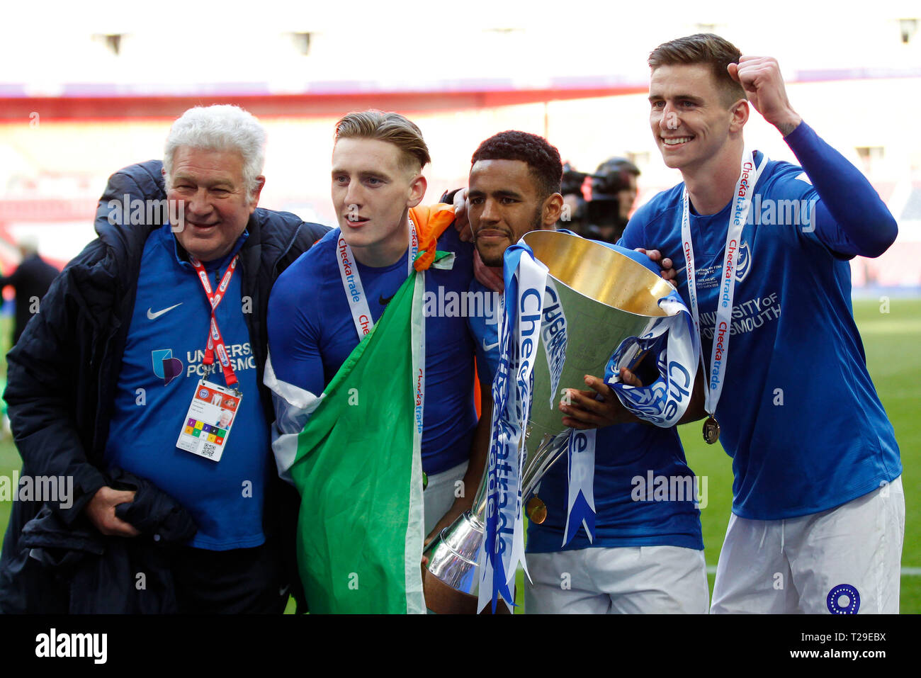 Lettore di Portsmouth celebrare durante il Trofeo Checkatrade partita finale tra Portsmouth e Sunderland allo Stadio di Wembley a Londra, Inghilterra il 31 marzo 2019. Foto di Carlton Myrie. Solo uso editoriale, è richiesta una licenza per uso commerciale. Nessun uso in scommesse, giochi o un singolo giocatore/club/league pubblicazioni. Foto Stock