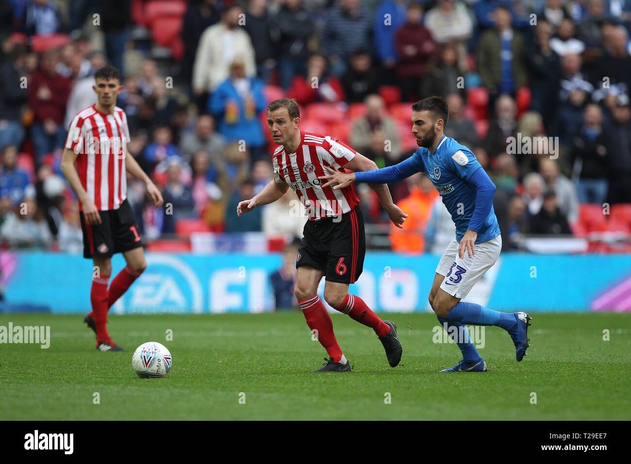 Londra , Inghilterra 31 Marzo Lee Cattermole di Sunderland e ben stretta durante il Trofeo Checkatrade finale tra Portsmouth e Sunderland allo Stadio di Wembley, Londra domenica 31 marzo 2019. (Credit: Mark Fletcher | MI News) solo uso editoriale, è richiesta una licenza per uso commerciale. Nessun uso in scommesse, giochi o un singolo giocatore/club/league pubblicazioni. La fotografia può essere utilizzata solo per il giornale e/o rivista scopi editoriali. Non possono essere utilizzate per pubblicazioni riguardanti 1 player, 1 club o 1 concorrenza senza autorizzazione scritta da parte di dati di calcio Co Ltd. Per qualsiasi domanda, la preghiamo di contatti Foto Stock