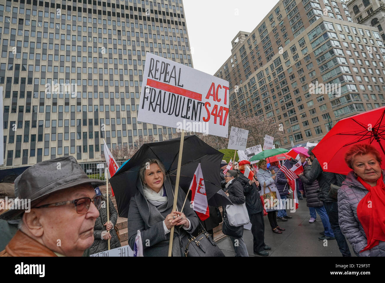 New York, Stati Uniti. 31 Mar, 2019. New York, NY - Marzo 31, 2019: Polacco americani tenere rally contro S.447 firmato dal presidente Trump che supporta le vittime della Shoah e delle loro famiglie in Federal Plaza Credito: lev radin/Alamy Live News Foto Stock