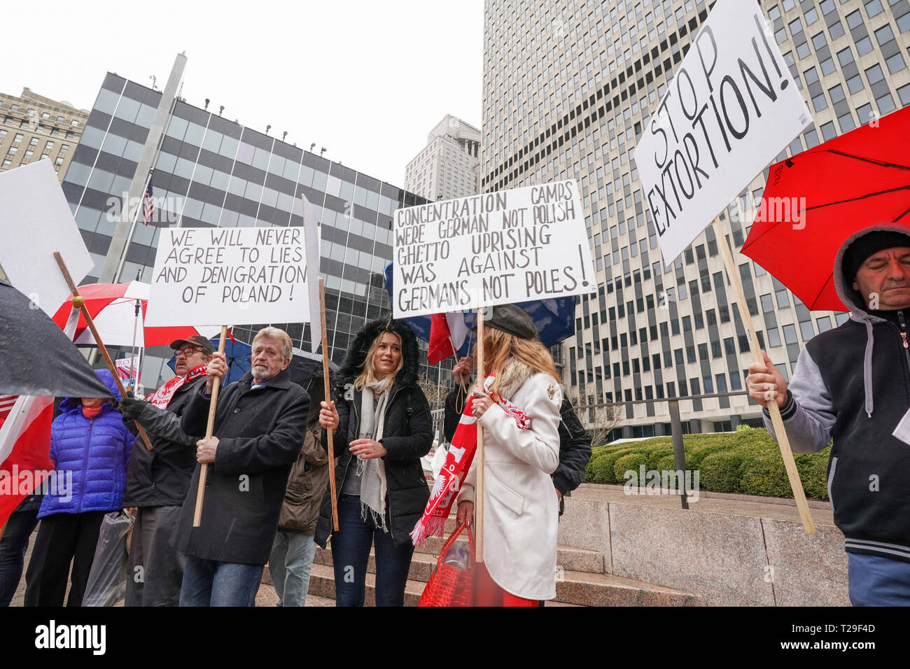 New York, Stati Uniti. 31 Mar, 2019. New York, NY - Marzo 31, 2019: Polacco americani tenere rally contro S.447 firmato dal presidente Trump che supporta le vittime della Shoah e delle loro famiglie in Federal Plaza Credito: lev radin/Alamy Live News Foto Stock