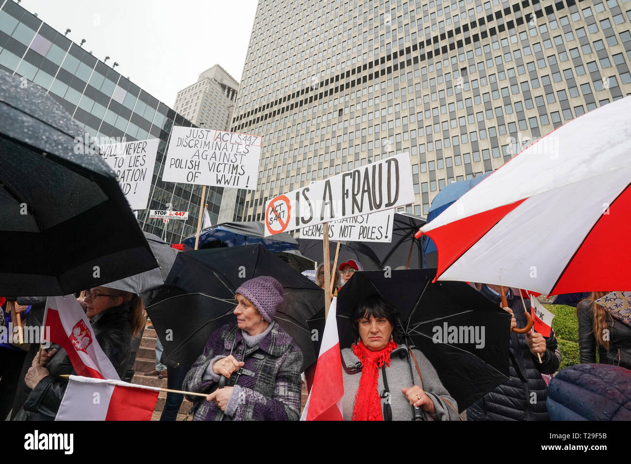New York, Stati Uniti. 31 Mar, 2019. New York, NY - Marzo 31, 2019: Polacco americani tenere rally contro S.447 firmato dal presidente Trump che supporta le vittime della Shoah e delle loro famiglie in Federal Plaza Credito: lev radin/Alamy Live News Foto Stock