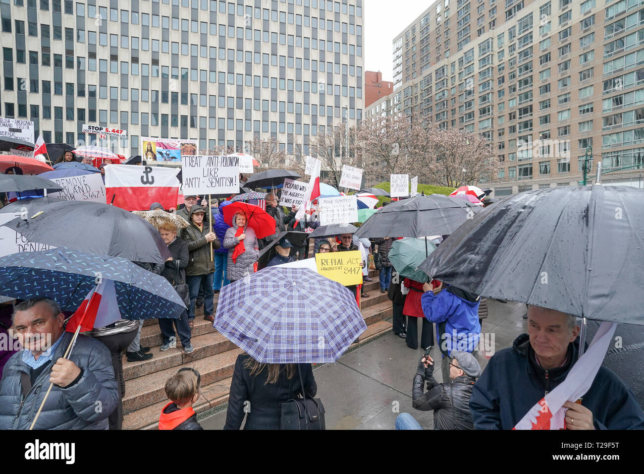 New York, Stati Uniti. 31 Mar, 2019. New York, NY - Marzo 31, 2019: Polacco americani tenere rally contro S.447 firmato dal presidente Trump che supporta le vittime della Shoah e delle loro famiglie in Federal Plaza Credito: lev radin/Alamy Live News Foto Stock