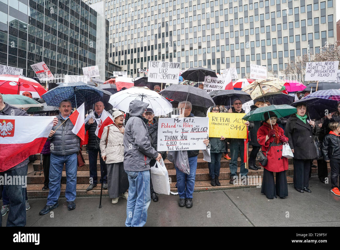 New York, Stati Uniti. 31 Mar, 2019. New York, NY - Marzo 31, 2019: Polacco americani tenere rally contro S.447 firmato dal presidente Trump che supporta le vittime della Shoah e delle loro famiglie in Federal Plaza Credito: lev radin/Alamy Live News Foto Stock