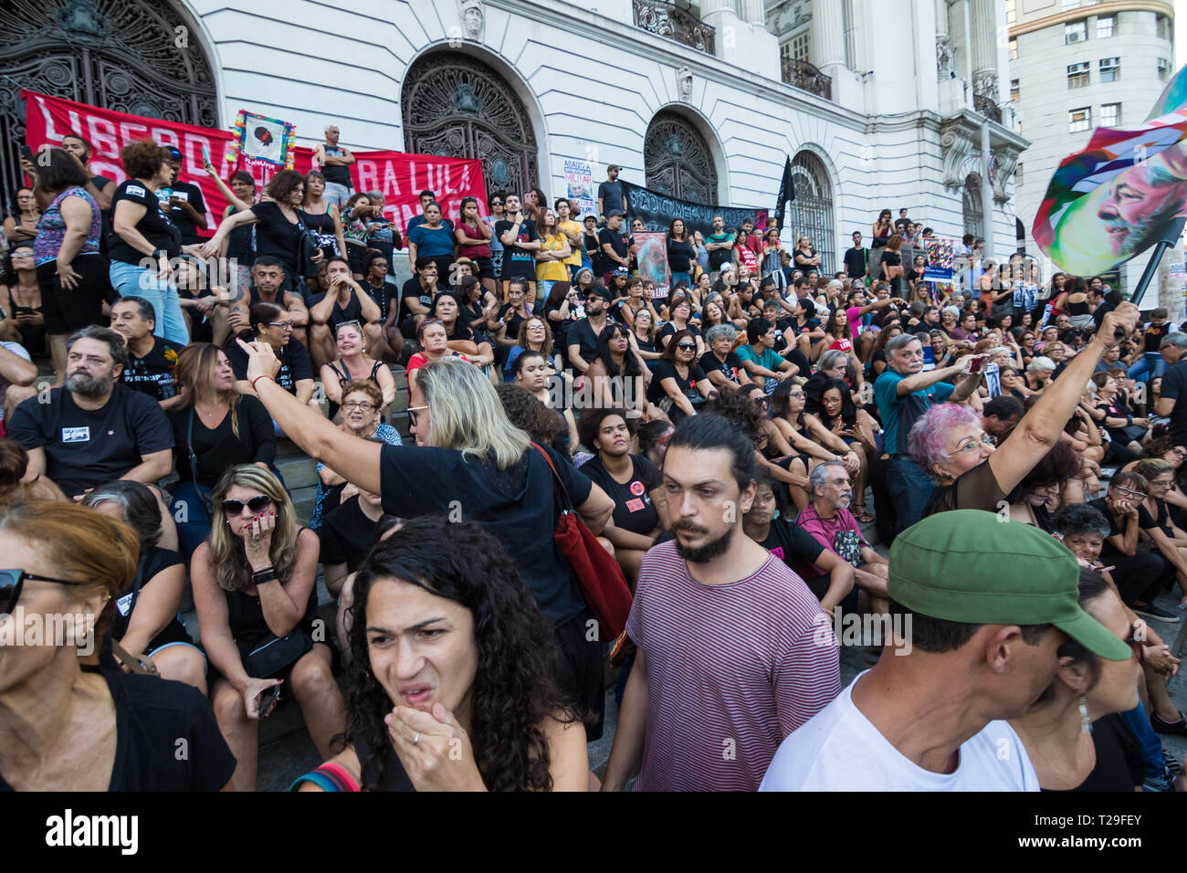 Rio de Janeiro, Brasile. 31 Mar, 2019. I dimostranti si riuniscono in occorrendo davanti al municipio nel centro della città di Domenica (31) per protestare contro l'anniversario del 1964 il colpo di stato militare, il governo Bolsonaro celebra il giorno del colpo di stato e per chiedere di Lula il rilascio. Foto: ELLAN LUSTOSA Credito: Ellan Lustosa/Alamy Live News Foto Stock