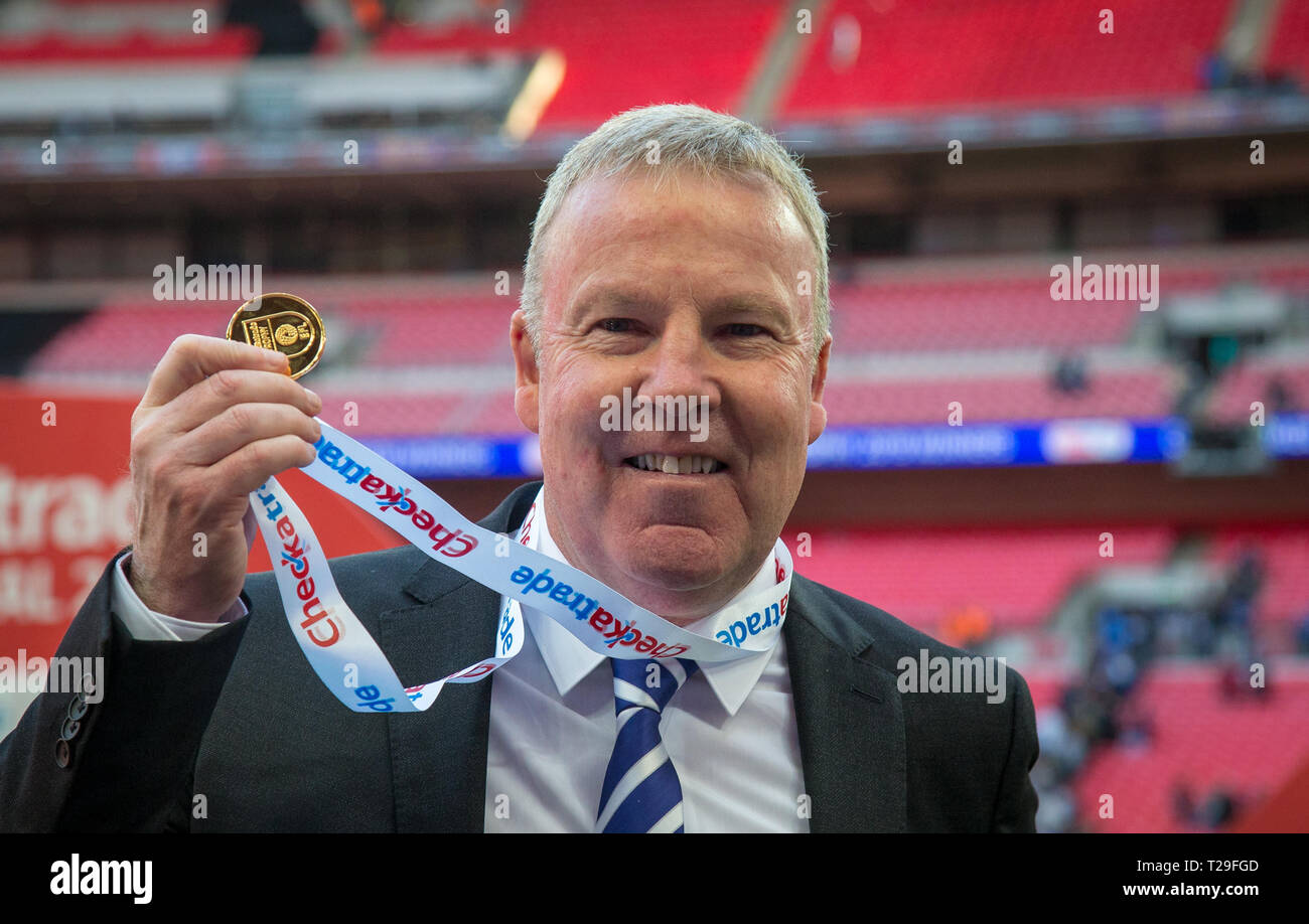 Portsmouth manager Kenny Jackett con la sua medaglia vincitore durante il Trofeo Checkatrade partita finale tra Sunderland e Portsmouth al Wembley Stadium di Londra, Inghilterra il 31 marzo 2019. Foto di Andy Rowland. Foto Stock