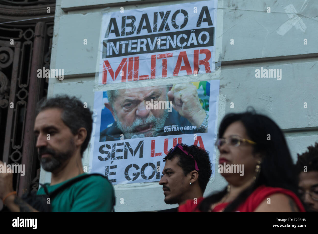 Rio de Janeiro, Brasile. 31 Mar, 2019. I dimostranti si riuniscono in occorrendo davanti al municipio nel centro della città di Domenica (31) per protestare contro l'anniversario del 1964 il colpo di stato militare, il governo Bolsonaro celebra il giorno del colpo di stato e per chiedere di Lula il rilascio. Foto: ELLAN LUSTOSA Credito: Ellan Lustosa/Alamy Live News Foto Stock