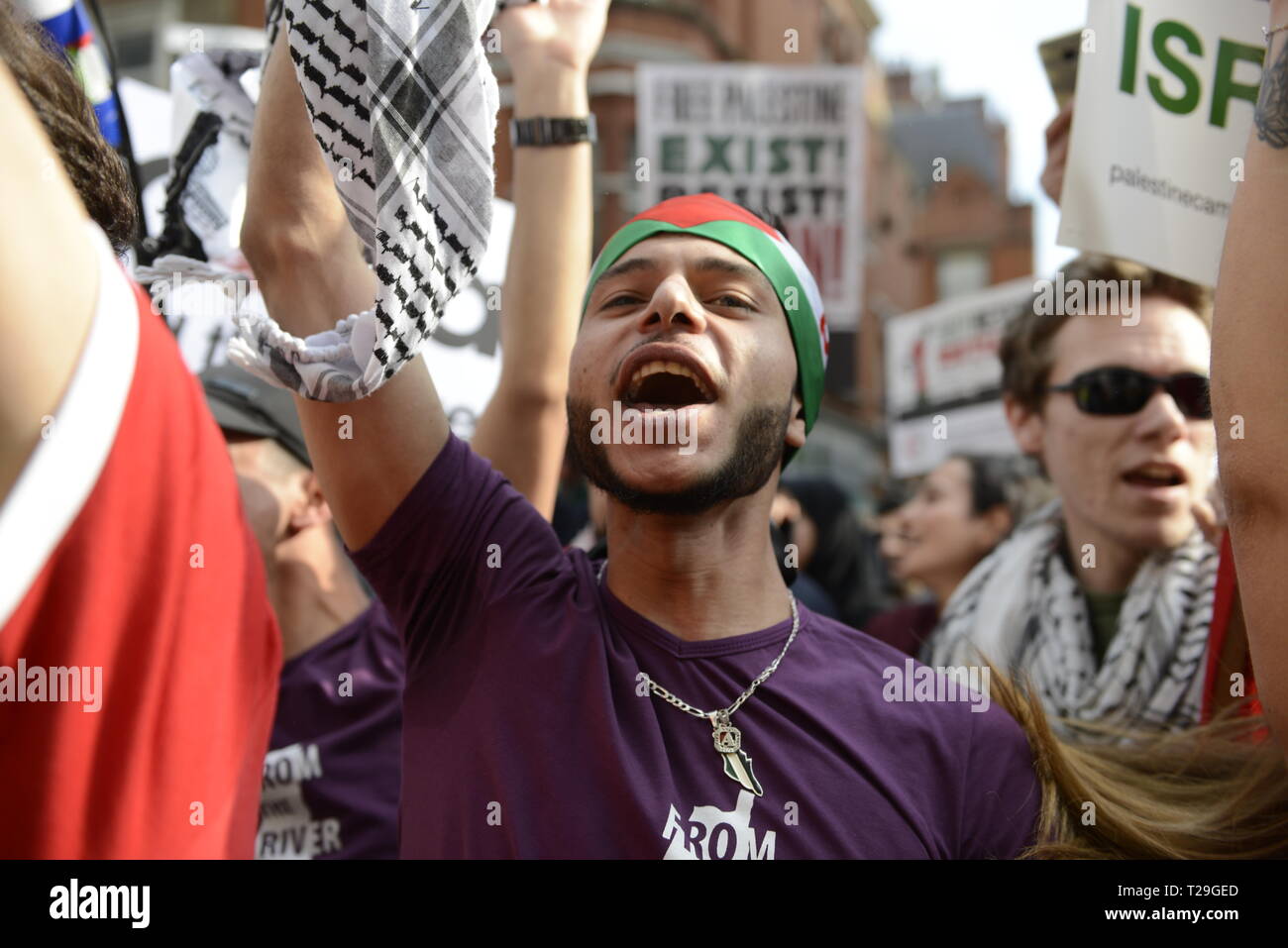 Un manifestante è visto cantando slogan durante l'esistere, Resist, ritorno Rally per la Palestina in Londra. La gente si riunisce al di fuori dell'ambasciata Israeliana a Londra per dimostrare contro il governo israeliano e di esigere il rispetto per i palestinesi' diritti fondamentali di esistere, resistere e ritorno. I palestinesi stanno chiamando per protesta globale per sostenere il loro diritto di tornare nei loro villaggi. Rally è stato organizzato dalla Palestina Campagna di solidarietà, arrestare la coalizione bellica, Forum palestinese in Gran Bretagna, Amici di al-Aqsa e associazione musulmana della Gran Bretagna. Foto Stock