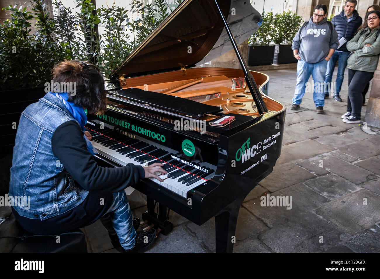 Un giovane pianista donna è visto suonare un pianoforte a coda in archi  d'En Xifré davanti al famoso ristorante 7Portes. Pianoforti sono state  collocate in vari spazi pubblici di Barcellona a disposizione
