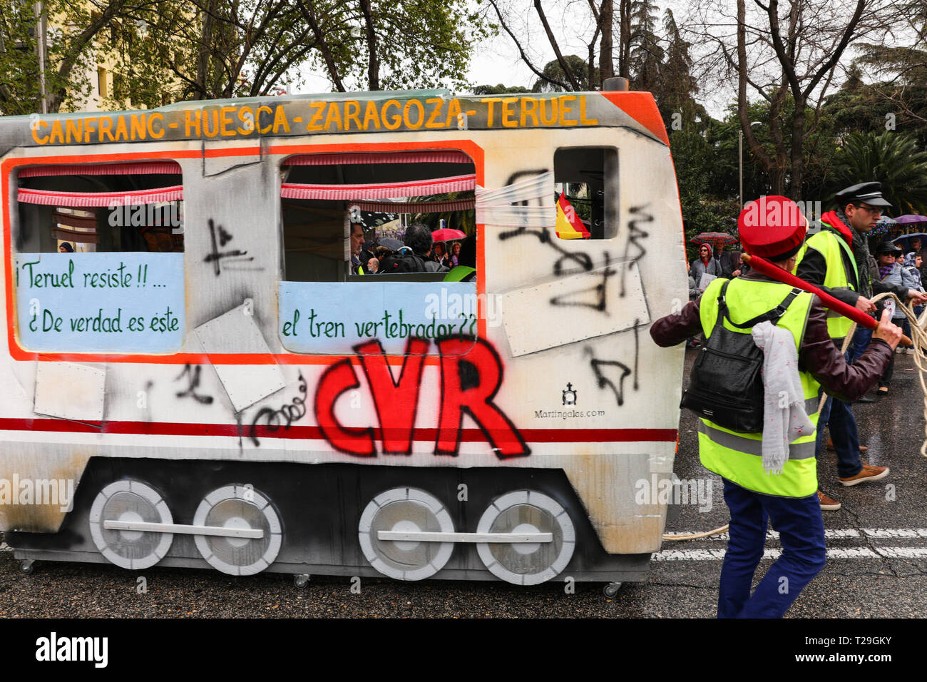 Un treno falsa visto durante la dimostrazione. 'La Revuelta de la España Vaciada' rally ha avuto luogo da Plaza de Colón di Madrid al Neptuno con una partecipazione massiccia che ha reso storica, dato che era la prima volta che 90 collettivi da 23 province sono venuti insieme per fermare lo spopolamento. Foto Stock