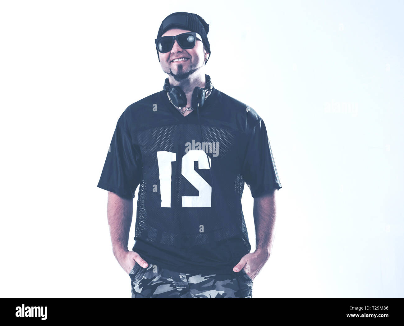 Emozionale e DJ carismatico rapper - con le cuffie su un leggero Foto Stock