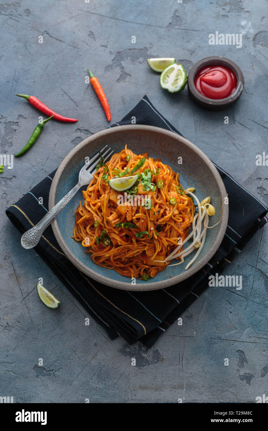 Indian mee goreng, piccante tagliatelle fritte in una piastra, Singapore e cucina malese copia spazio. Foto Stock