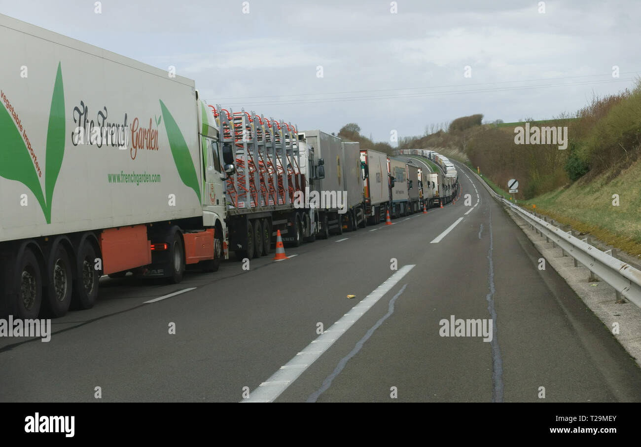 Un camion parcheggio sulla rotta automatica in direzione di Calais Foto Stock