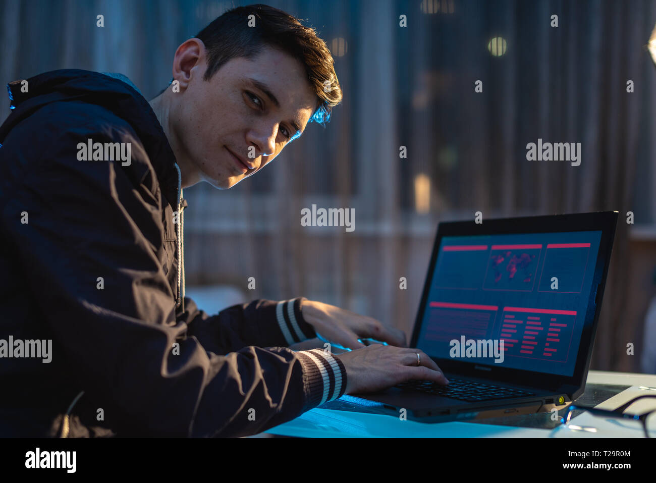 Uomo che guarda nella telecamera. Attacchi di hacker e il furto di accedere ai database con password. Il concetto di cyber security Foto Stock