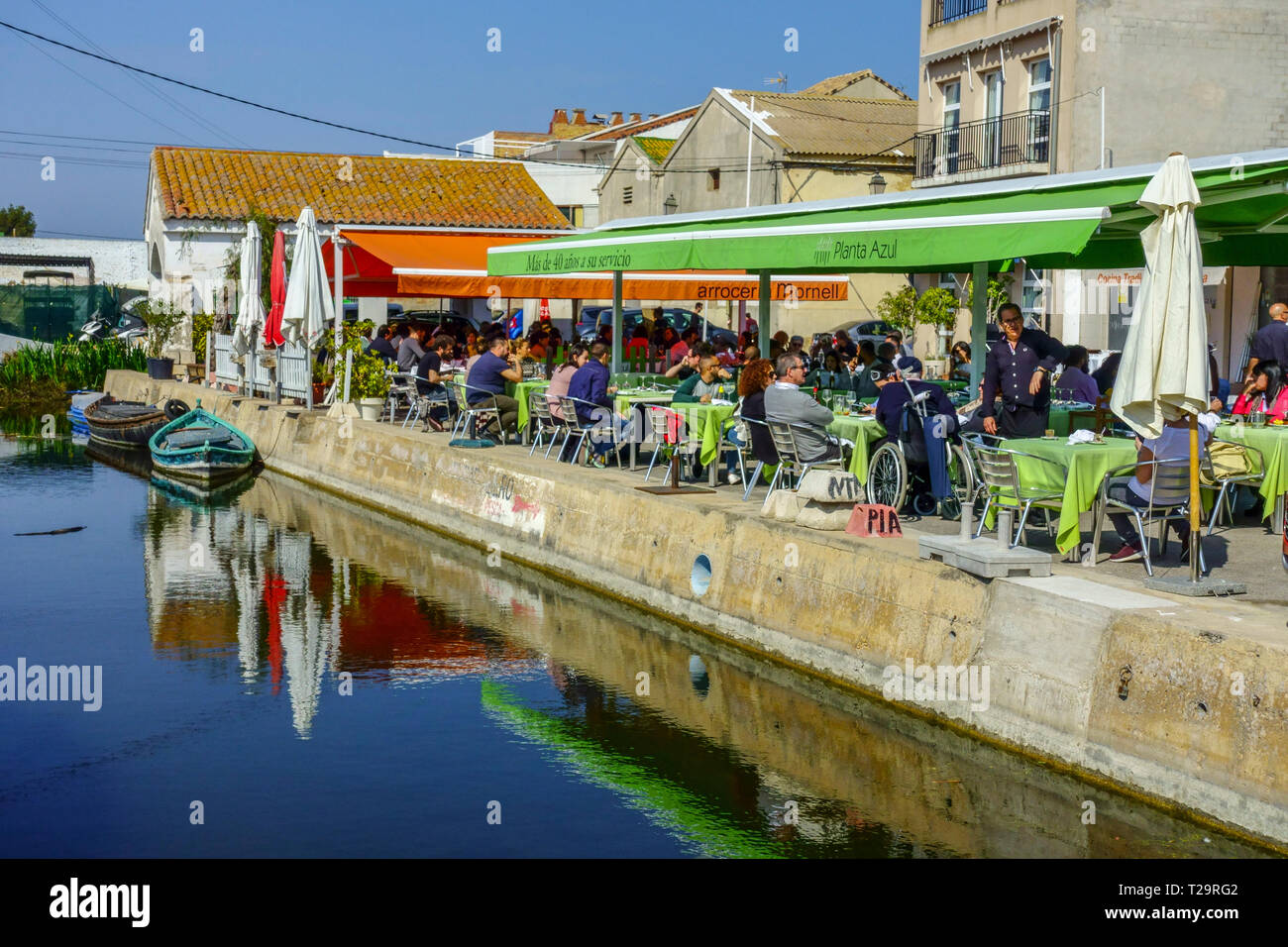 Molti bar e ristoranti su entrambi i lati del canale offrono cibo tradizionale - paella e tapas, Valencia, El Palmar, Albufera Parco Naturale di Spagna Foto Stock
