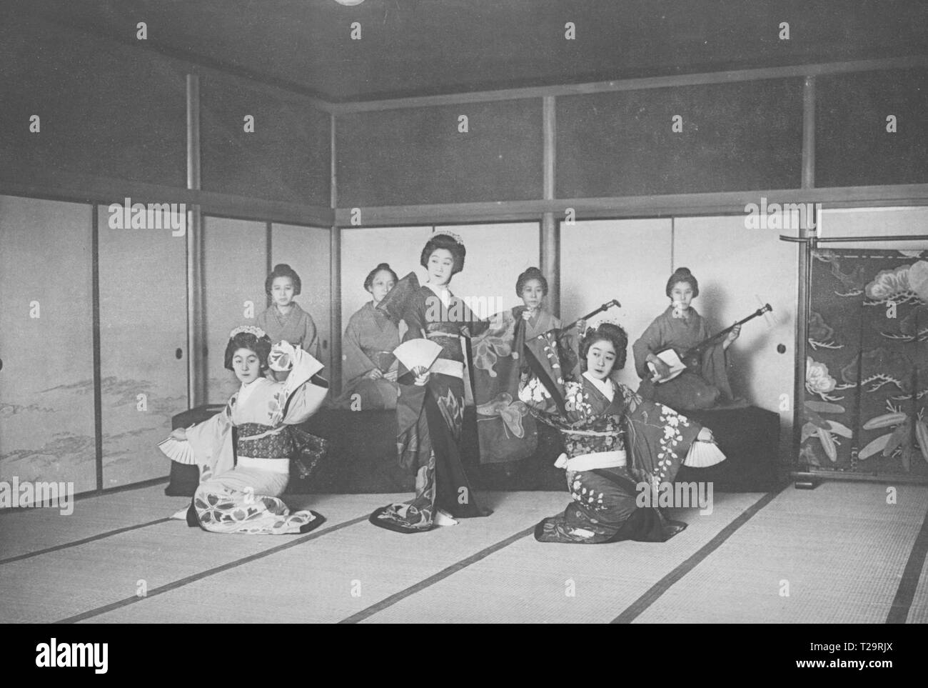Illustrazione di un gruppo di donne in costume Geisha eseguendo una tradizionale danza giapponese con la carta tifosi, 1914. Dalla Biblioteca Pubblica di New York. () Foto Stock