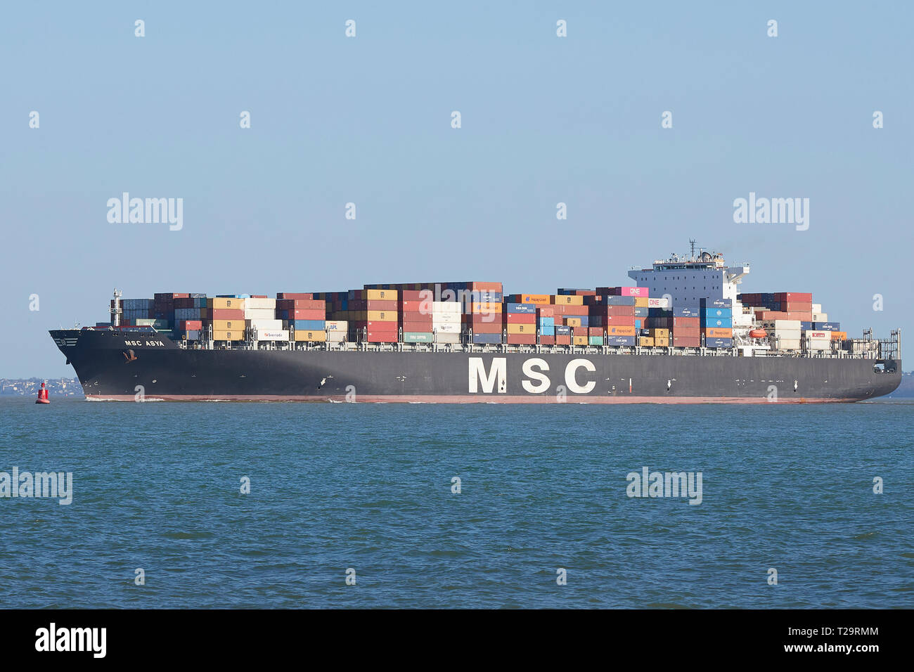Il contenitore nave MSC, Assja, entra l'acqua profonda canale come si avvicina al Porto di Southampton, Regno Unito. Il 25 marzo 2019. Foto Stock