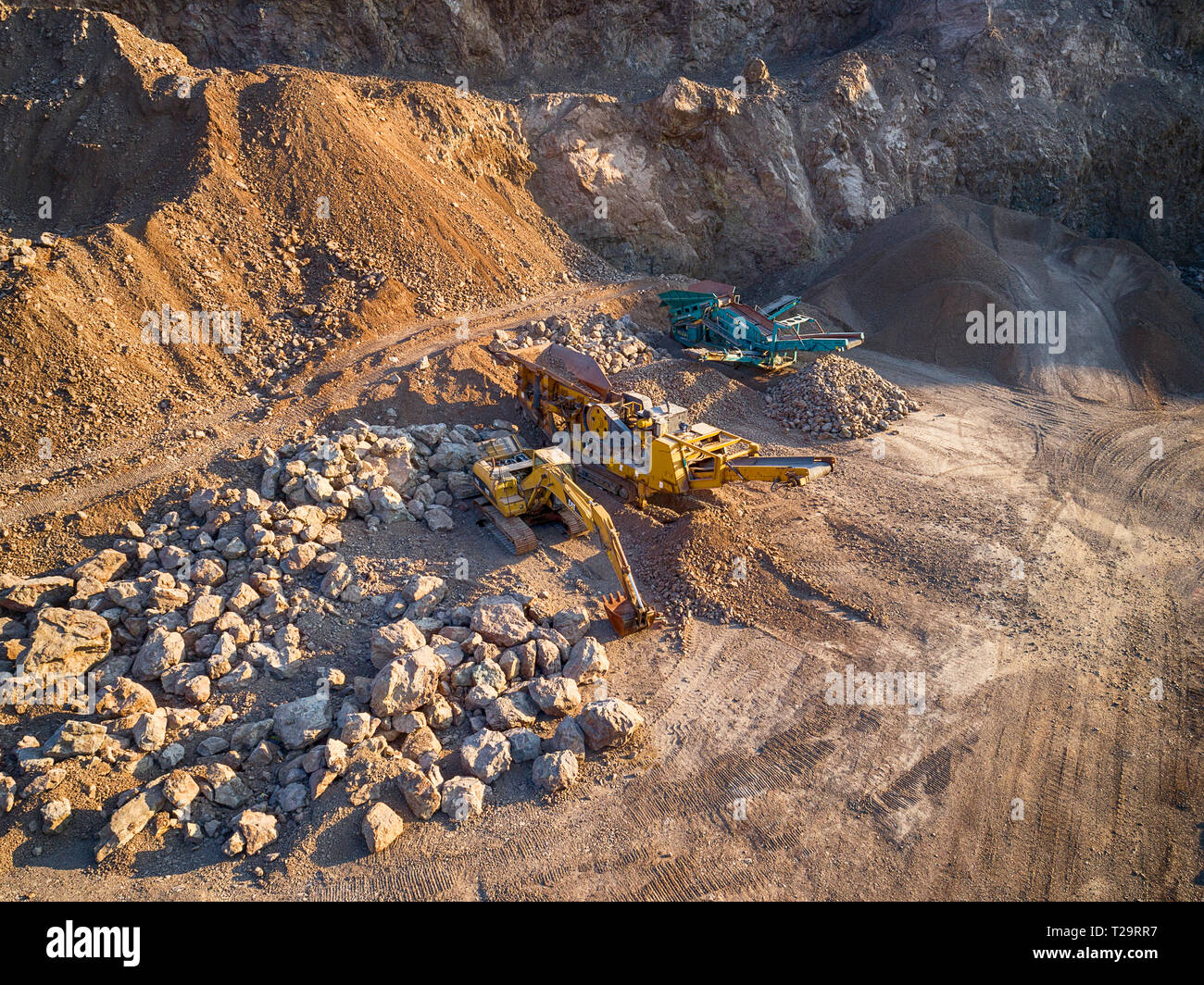 Vista panoramica al tramonto della cava di ghiaia,mining di costruzione gialla ghiaia, ghiaia di pompaggio con l aiuto di potenti pompe, post-apocalittico landscapе Foto Stock