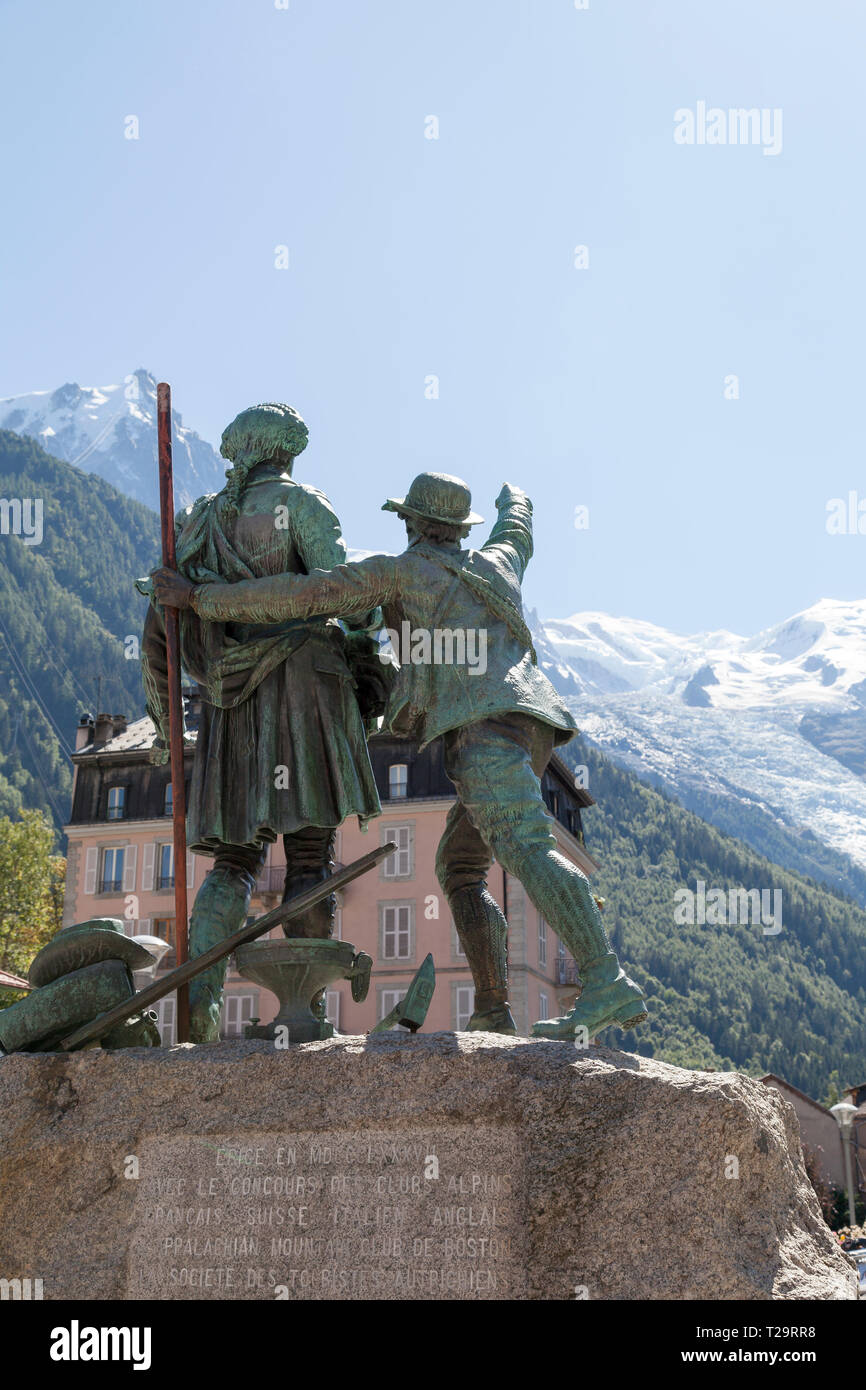 Horace-Benedict de Saussure un monumento in onore di Balmat e Paccard, prima salita al Mont Blanc. Foto Stock