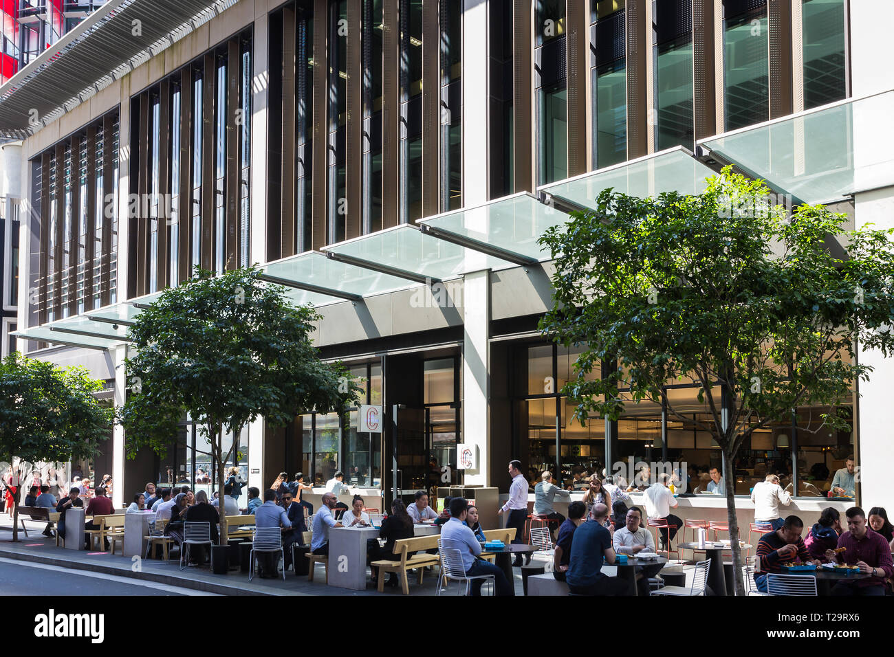 Ristoranti e bar lungo le strade di Barangaroo. Essi sono situati direttamente sotto il molo di Barangaroo torri commerciali. Ora di pranzo è particolarmente bu Foto Stock