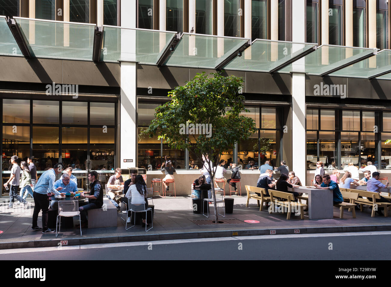 Ristoranti e bar lungo le strade di Barangaroo. Essi sono situati direttamente sotto il molo di Barangaroo torri commerciali. Ora di pranzo è particolarmente bu Foto Stock