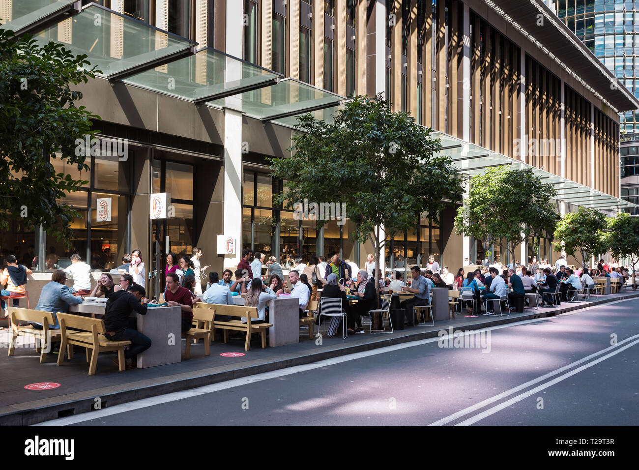 Ristoranti e bar lungo le strade di Barangaroo. Essi sono situati direttamente sotto il molo di Barangaroo torri commerciali. Ora di pranzo è particolarmente bu Foto Stock