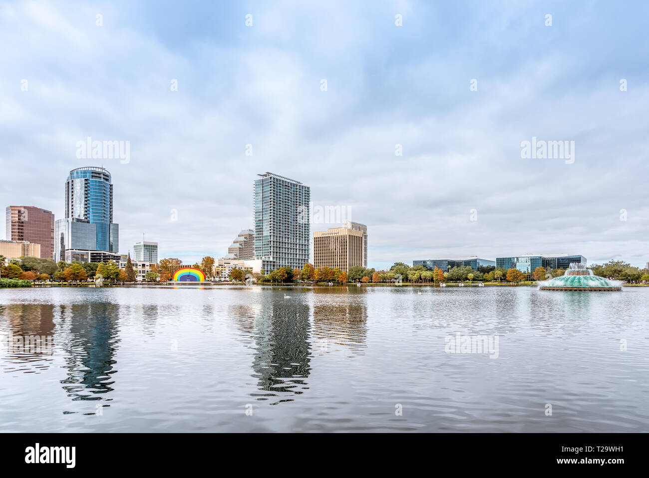 ORLANDO, FLORIDA, Stati Uniti d'America - Dicembre 2018: Lake Eola Park, destinazione popolare per il festival, concerti, passeggiate per la raccolta di fondi e anche matrimoni, situato in D Foto Stock