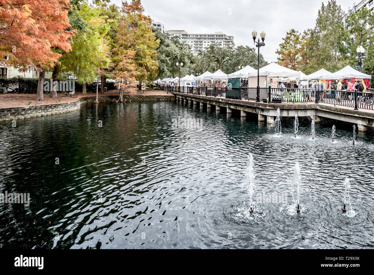 ORLANDO, FLORIDA, Stati Uniti d'America - Dicembre 2018: Farmers Market si trova all' angolo di viale centrale e Eola Drive, a Lake Eola Park, popolare destinati Foto Stock
