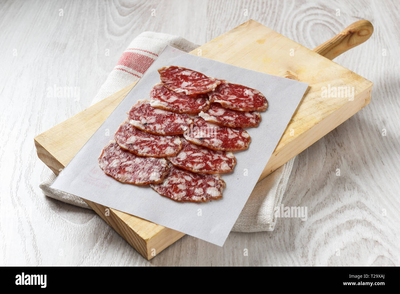 Tradizionale spagnolo iberico insaccato su tavola di legno, Spagnolo antipasto, Tapas. Foto Stock