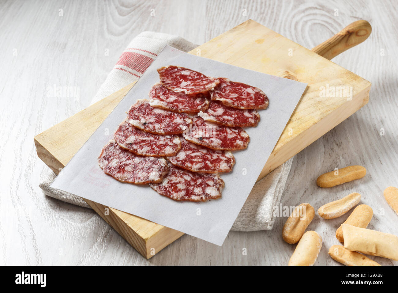 Tradizionale spagnolo iberico insaccato su tavola di legno, Spagnolo antipasto, Tapas. Foto Stock