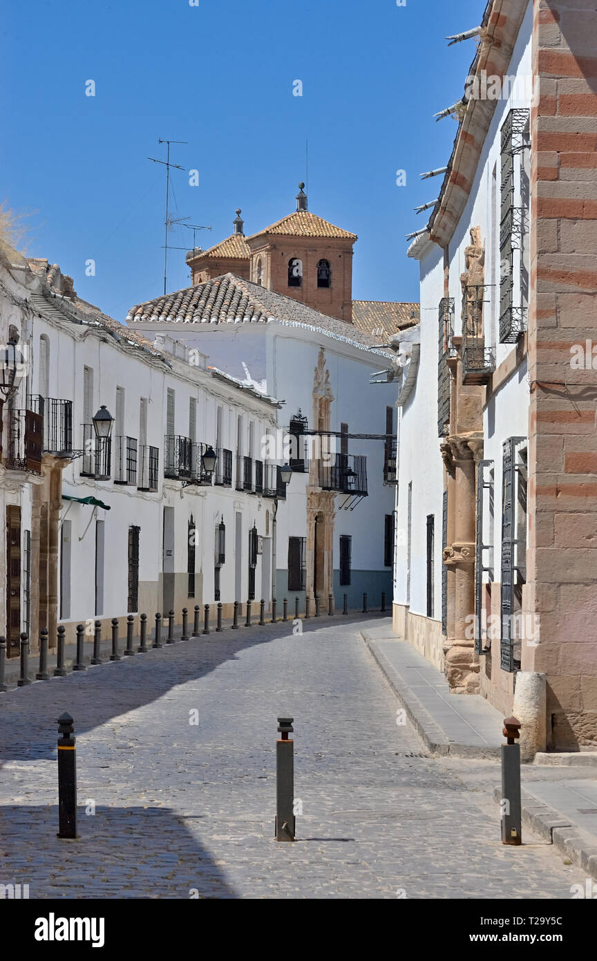 Tipica strada tranquilla di Almagro. Castilla La Mancha, in Spagna. Foto Stock