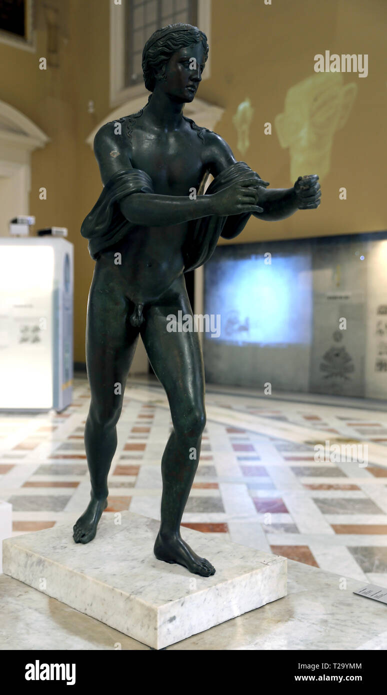 Apollo frecce di ripresa (Apollo saettante). Fine del II secolo A.C. Dal Tempio di Apollo a Pompei. Statua di bronzo. Museo di Napoli. Foto Stock