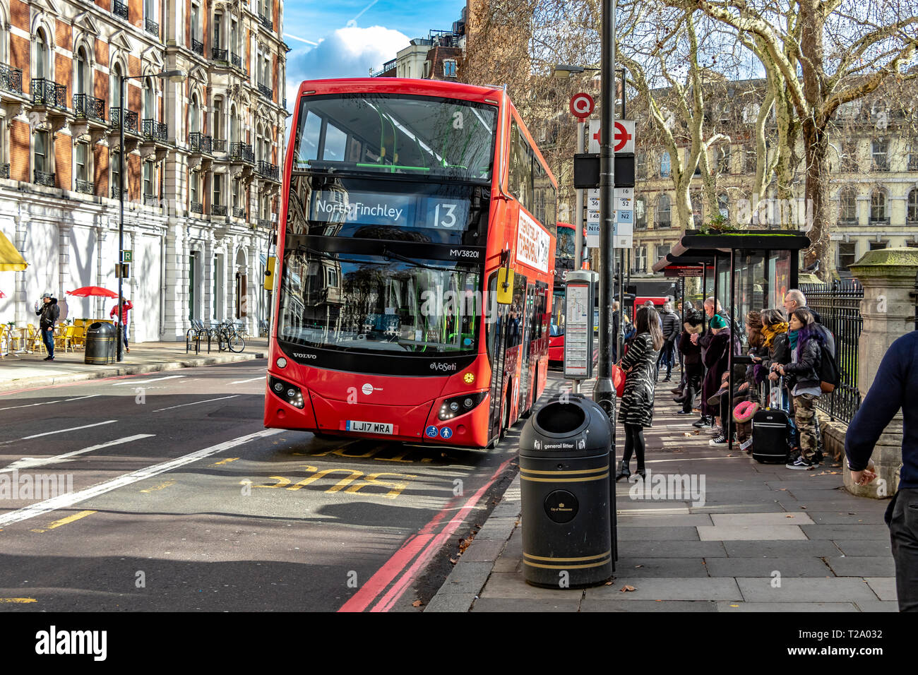 Un autobus di Londra No13 per North Finchley a Grosvenor Gardens fermata di autobus a Victoria, Londra, Regno Unito Foto Stock