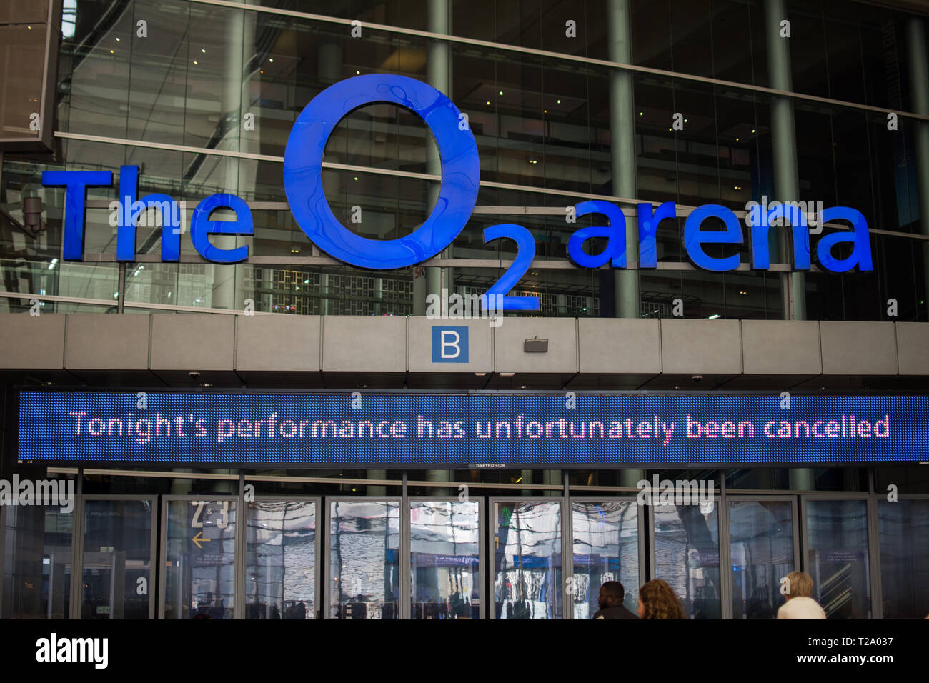 London, Regno Unito - Marzo 2019: l'O2 Arena ingresso mostra "La performance è stata annullata segno bordo' Foto Stock