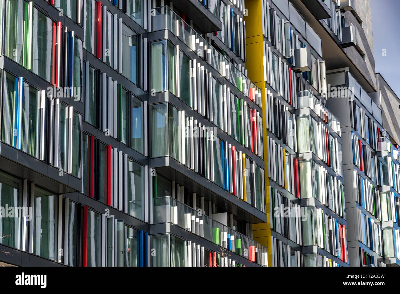 Primo piano della colorata facciata esterna in vetro di un edificio Nel nuovo sviluppo Nova a Sir Simon Milton Square ,Victoria London SW1 Foto Stock