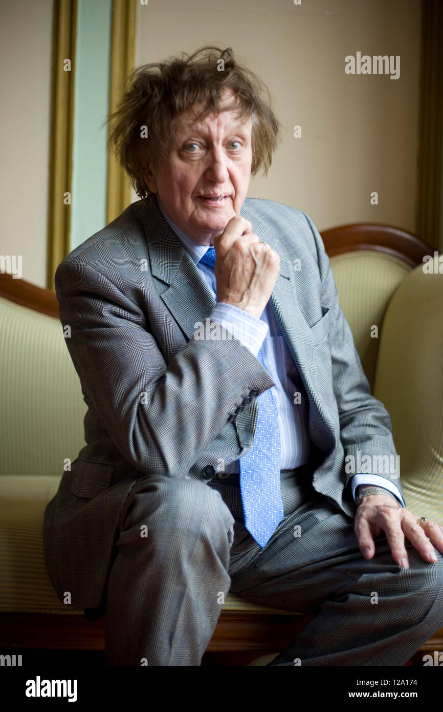 Veterano comico e cantautore Ken Dodd, raffigurato nella sua città di Liverpool durante una pausa nel touring. Dodd ha avuto molti colpi di registrazione, la creazione di grafici su diciannove occasioni nella Top 40 UK fin dai primi 1960s. Ha giocato al sell-out il pubblico in una serie di concerti in tutto il Regno Unito e realizzato numerose apparizioni televisive. Foto Stock